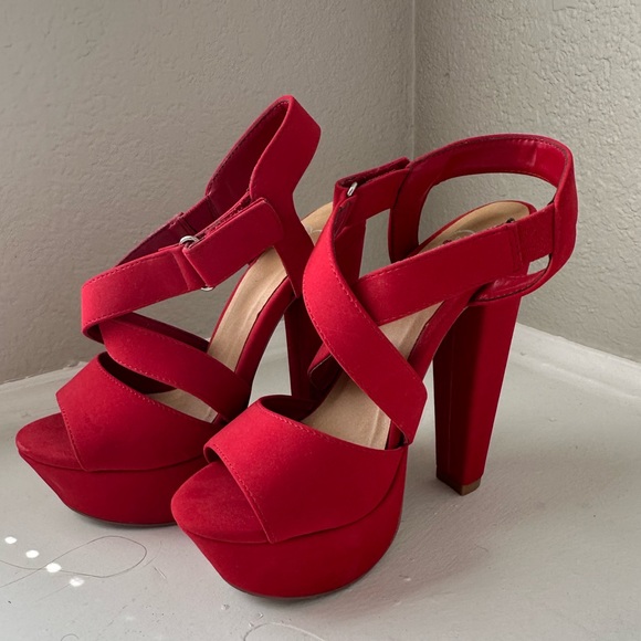 Red heels - Picture 2 of 4